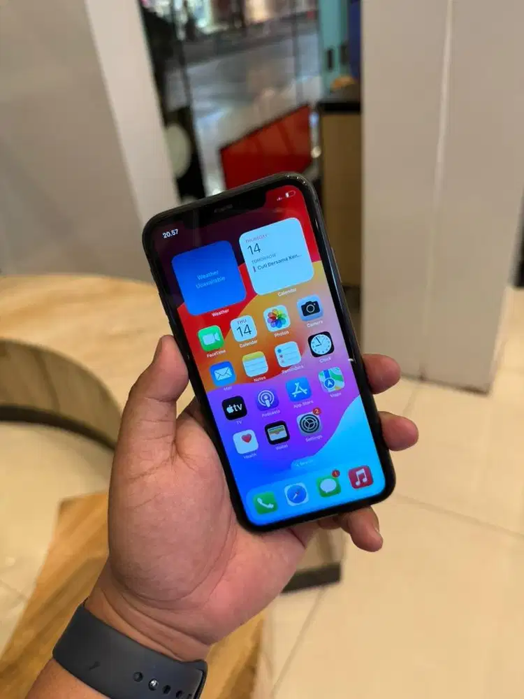 Iphone 11 64GB ex resmi iboxx hp kabel aja mines belakang pecah