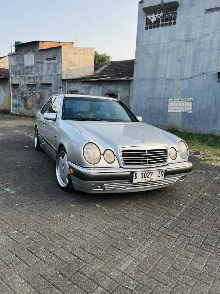 Mercedes-Benz E200 A/R 1996 CBU VIN TEMBUS RARE
