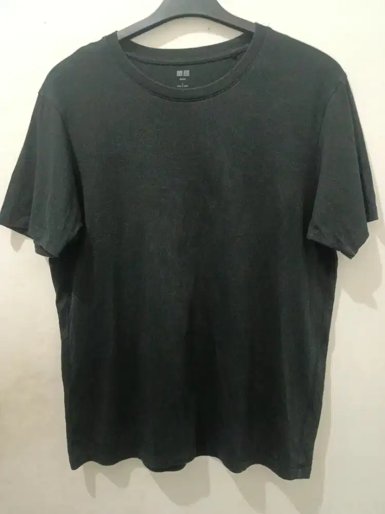 Kaos uniqlo polos basic hitam