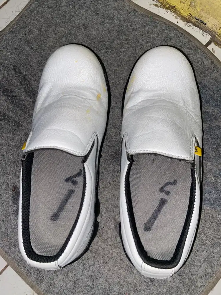 Sepatu safety putih item
