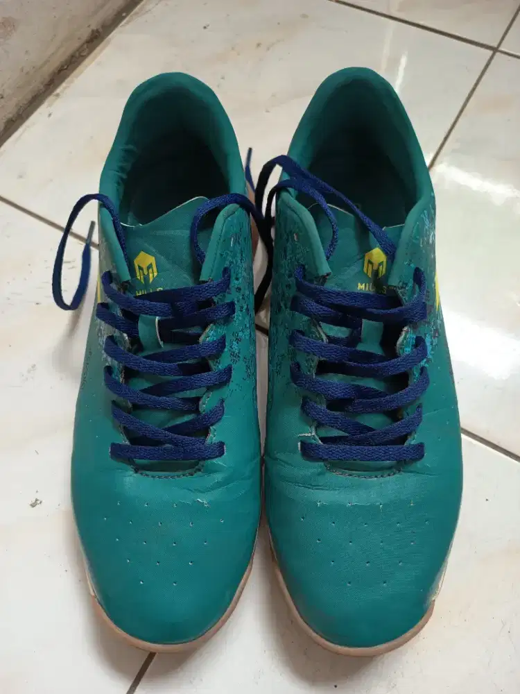 Sepatu futsal MILLS
