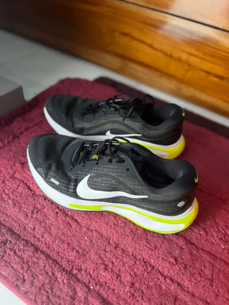 NIKE JOURNEY RUN ORIGINAL RUNNING SHOES -SIZE 44