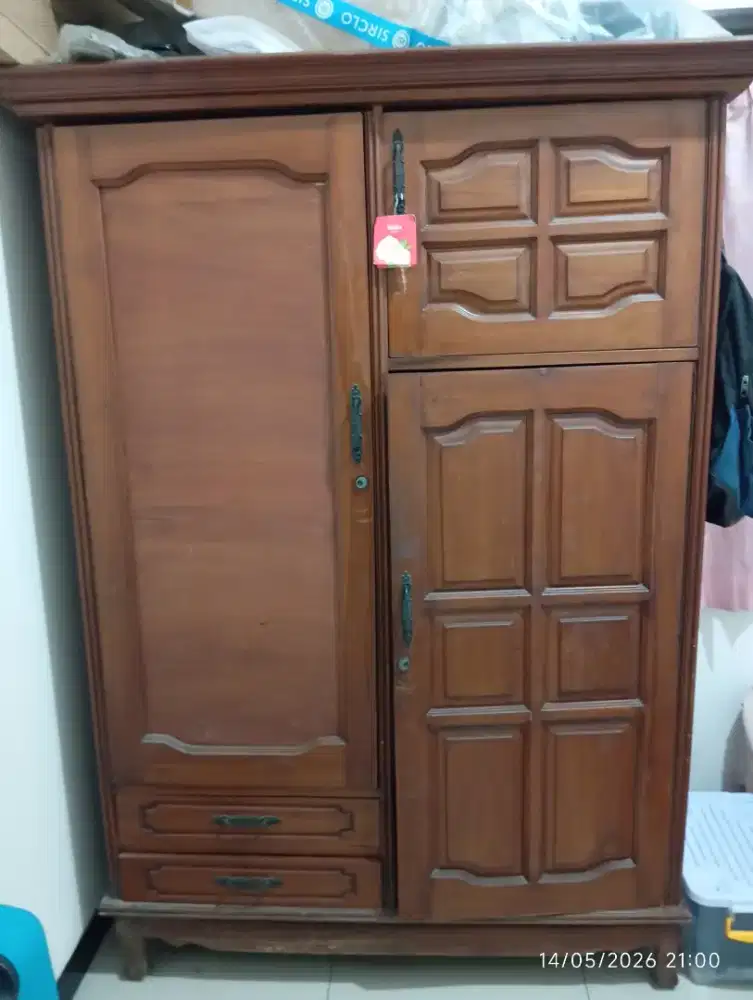 Lemari pakaian kayu jati