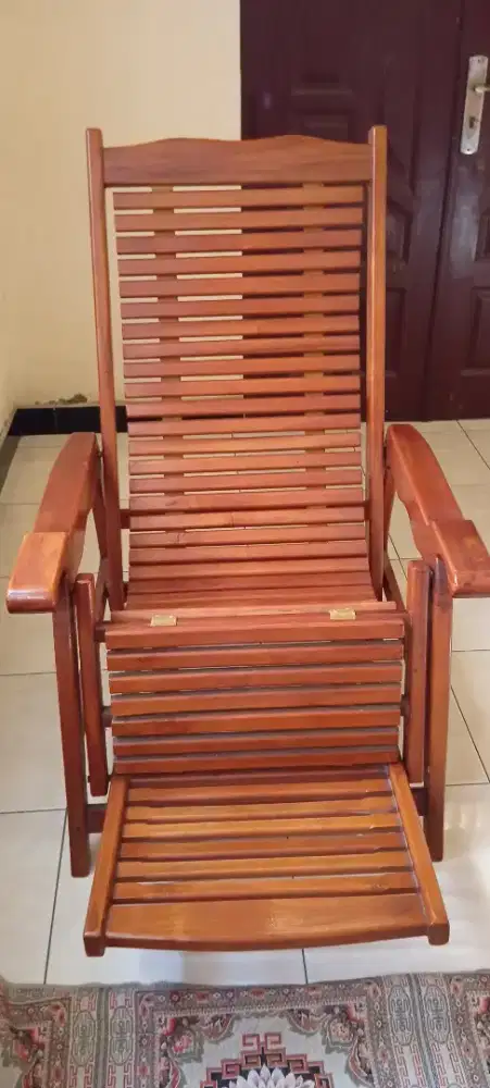 Dijual 1 set lemari dan kursi goyang jepara kondisi sprt sgt baru
