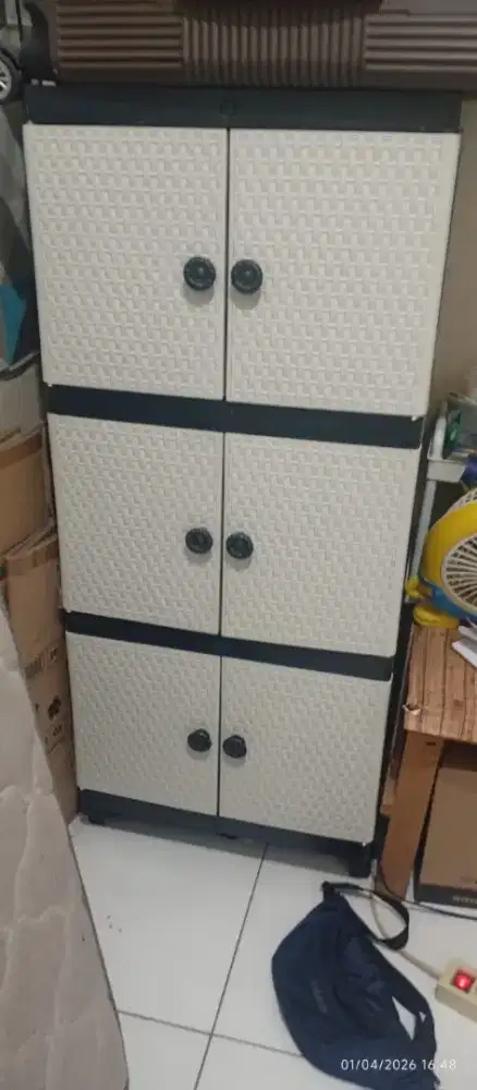Kasur dan lemari bekas