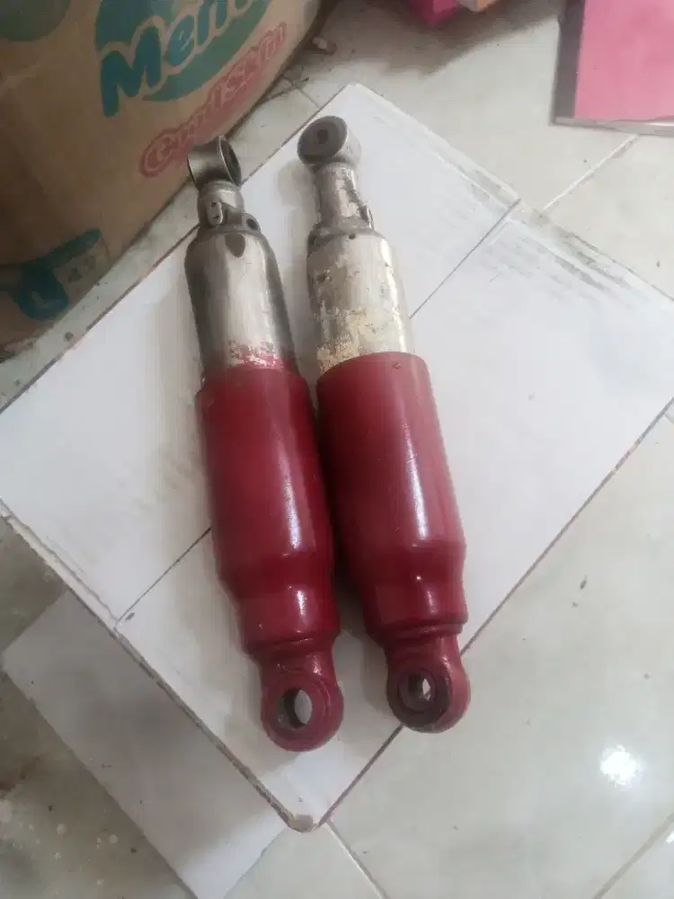 Sepasang asli shock belakang cup 70