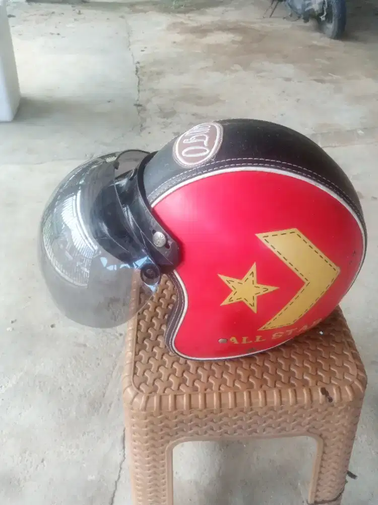 Helm Bogo asli , selubung kulit