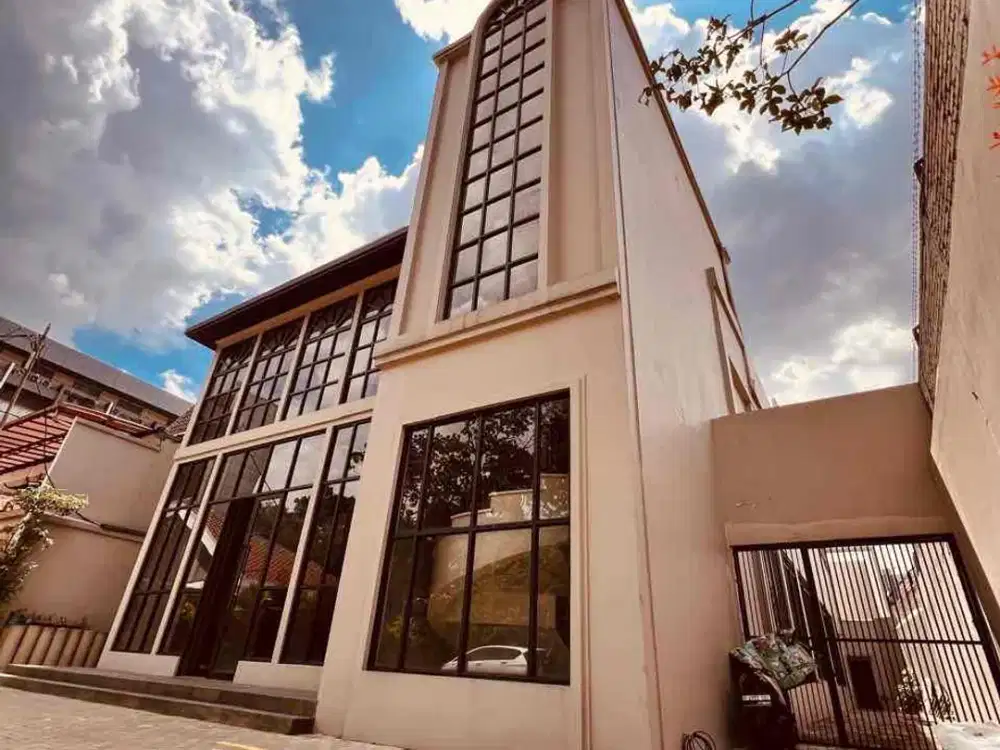 Dijual 

Gedung Mewah di Dago Raya Bawah - Bandung Pusat

Lt 1082m² 
Lb 800m² (3 lantai)
SHM

Fasilitas :
• 5 toilet (laki² & perempuan terpisah di setiap lantai 
• pencahayaan bagus
   -  parkir luas
• listrik 3 x 11000watt 3phase dan 2 x 5500watt @1 pha