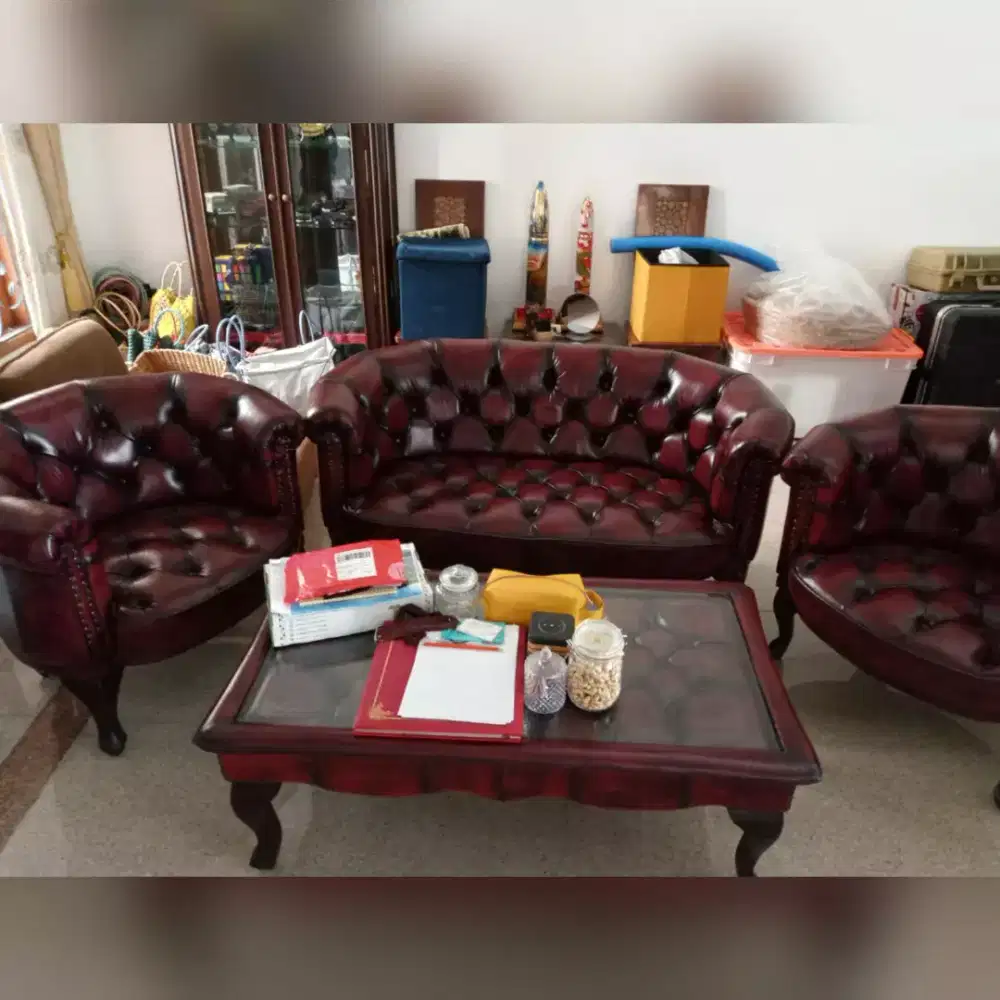 Set Sofa Chesterfield Kulit Asli Burgundy & Meja Klasik Mewah