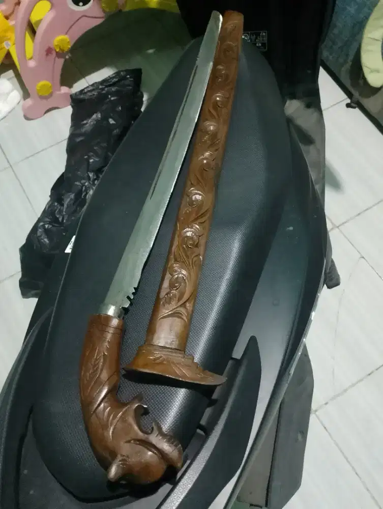Pedang gagang kayu motif