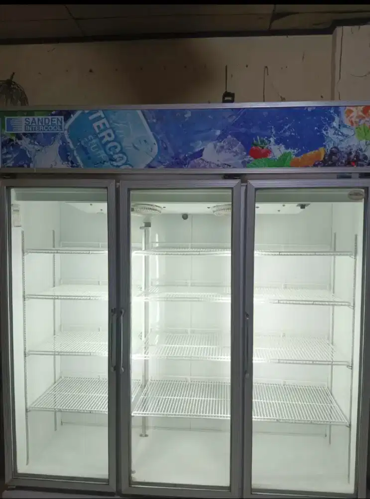 Showcase display cooler 3 pintu SDC-1500AY merk Sanden Intercool
