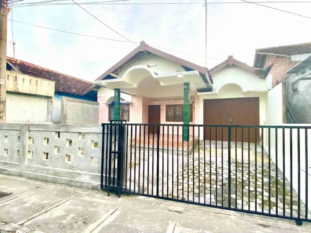 Rumah cukup luas area Mirota kampus jl. Godean km 1