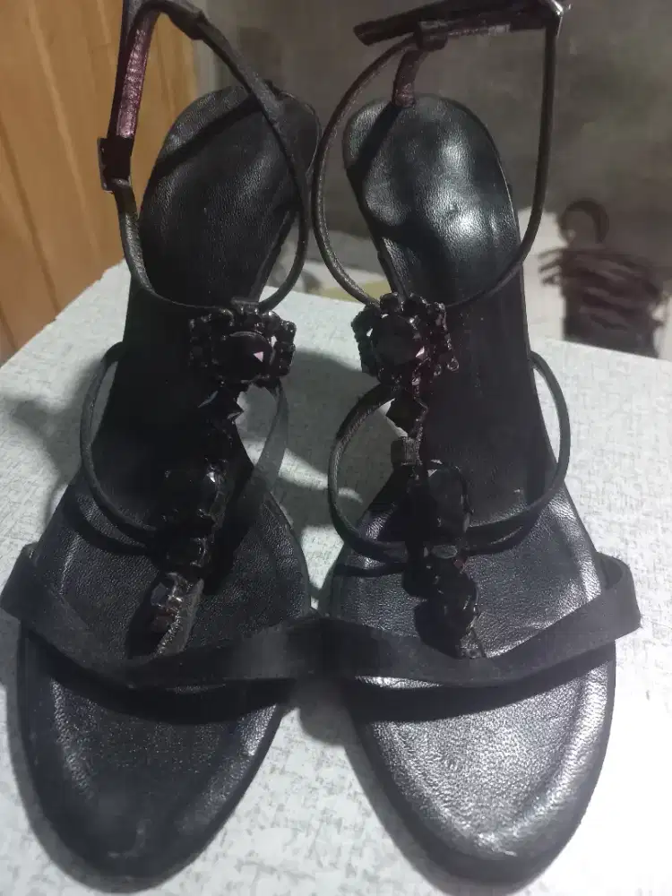 Sandal slop pesta hitam