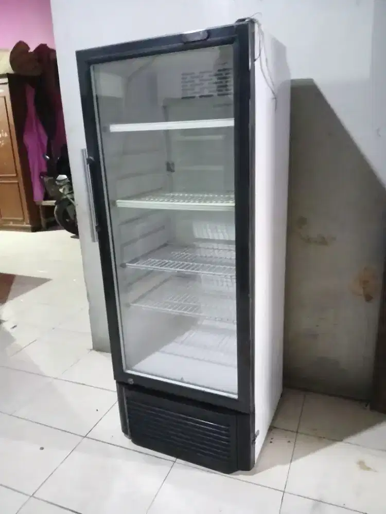 Showcase gea 1pintu