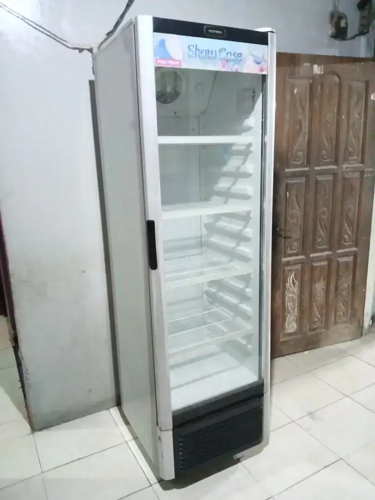 Showcase polytron 1pintu