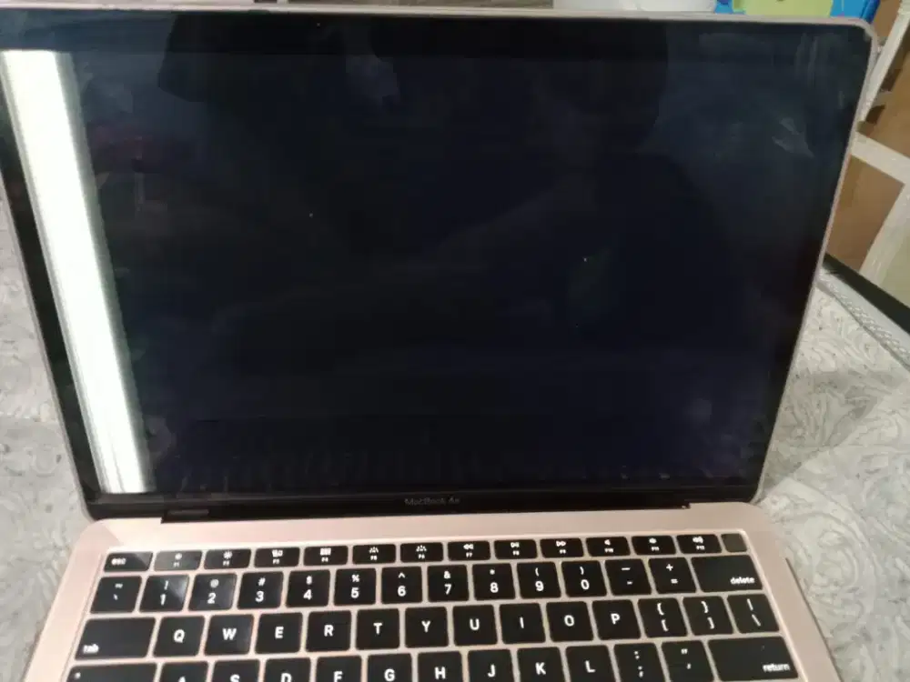 Macbook air 2019 ram 8/256 Minus