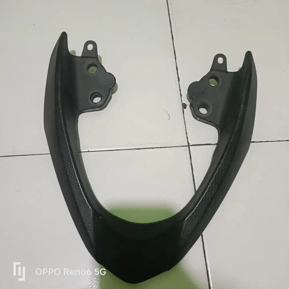 Behel pegangan jok belakang