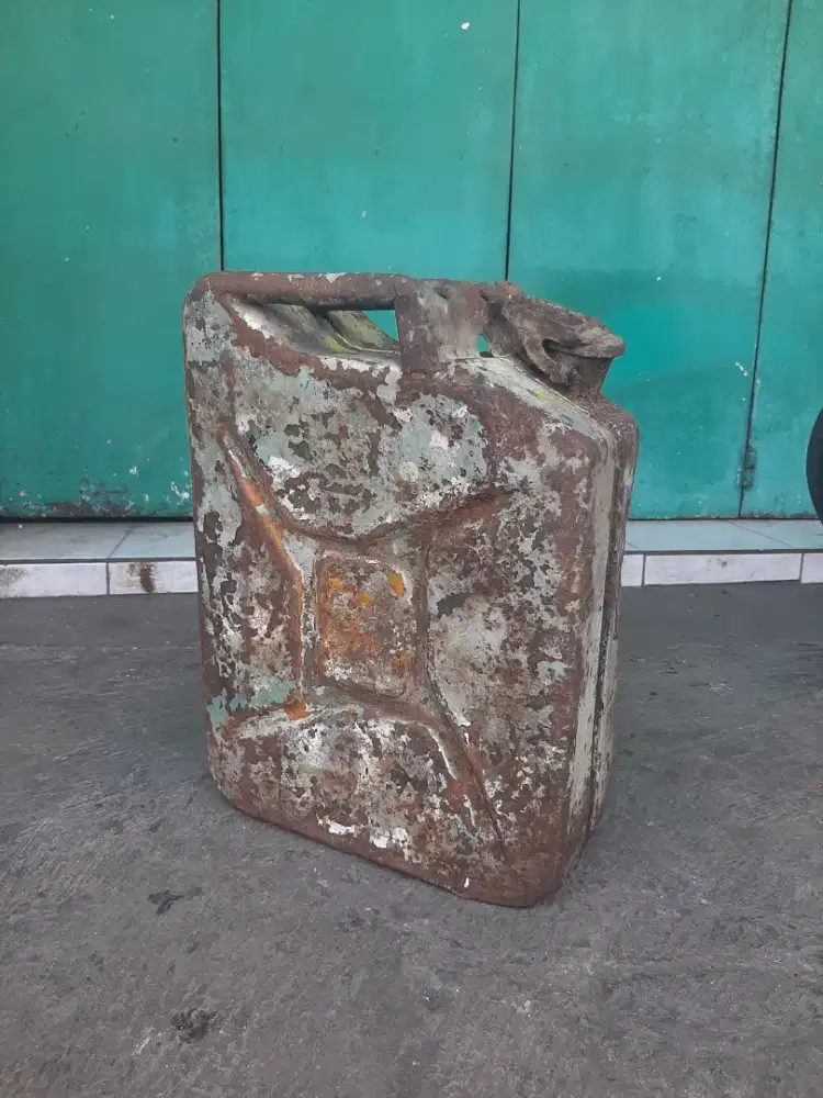 Pajangan vintage jerigen antik