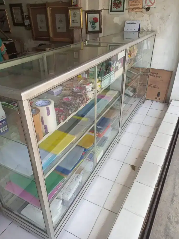 Etalase kaca bekas murah