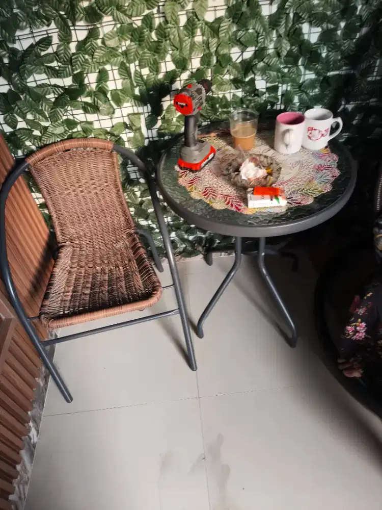Meja teras dan kursi rotan