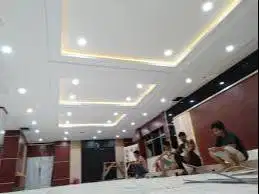 Plafon - Partisi Gypsum + Alumunium + SEKAT Kaca ALUMINIUM + Cat + PVC