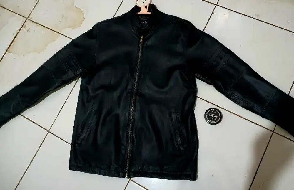 Jaket kulit hitam