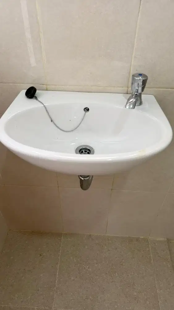 Wastafel Toto baru