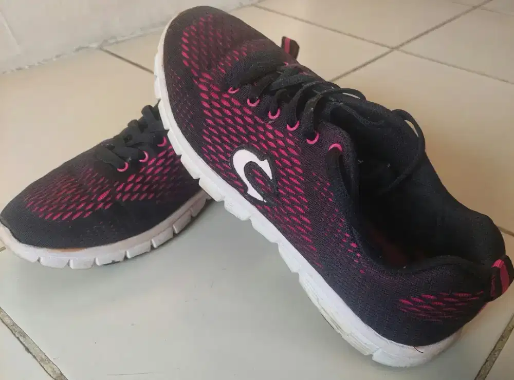Sepatu Olahraga Merk Tomkins