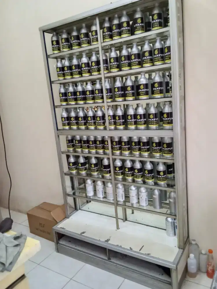 Etalase rak display kaleng parfum