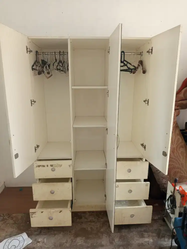 Lemari pakaian bahan kayu cat duco