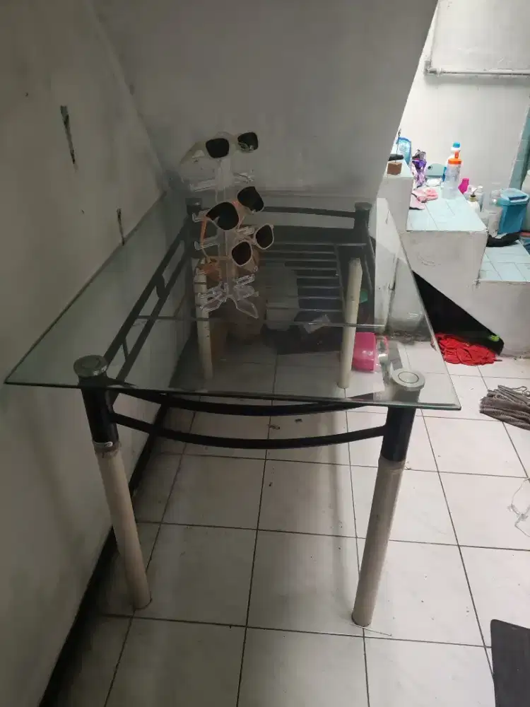 Meja makan kaca