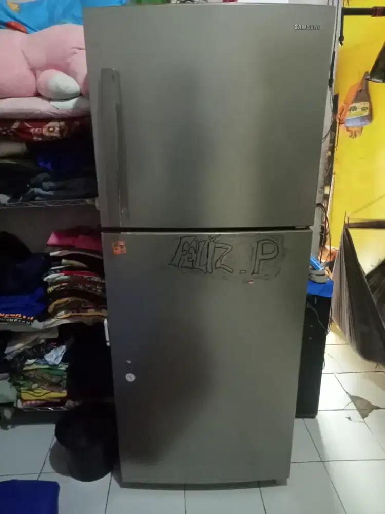 Dijual kulkas dua pintu bekas