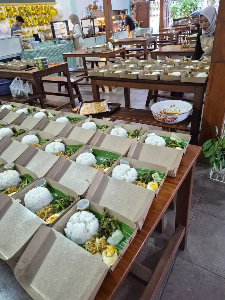 BUTUH PEMBANTU TUKANG MASAK DAN PETUGAS  KEBERSIHAN