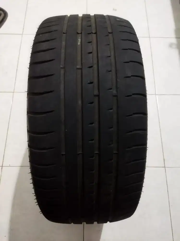 Accelera phi 235/35/R19 bekas