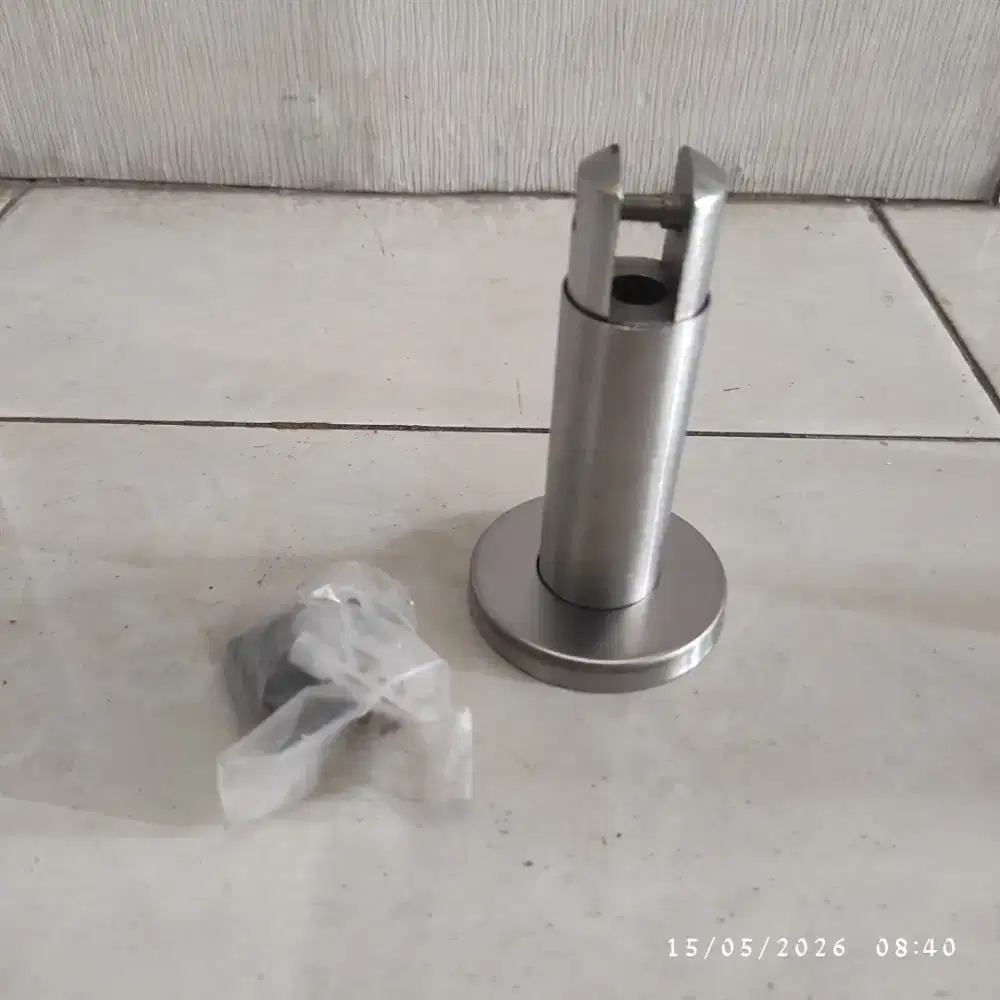 Perlengkapan kubikel toilet