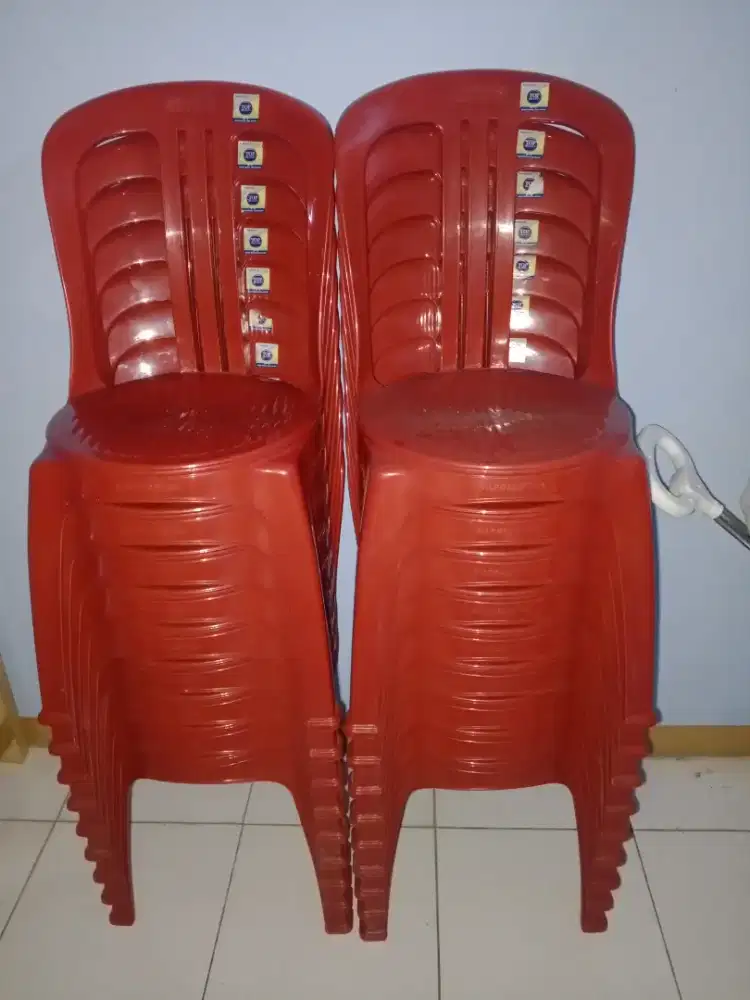 Di jual kursi plastik merek napolly 19 buah