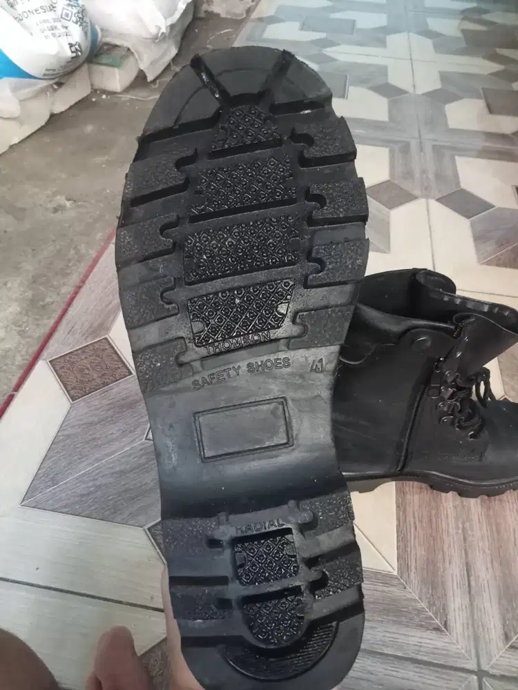Sepatu jatah satpam