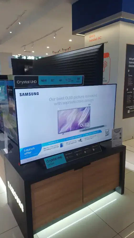Samsung Crystal UHD TV 50 inch U8500 Solar cell remote