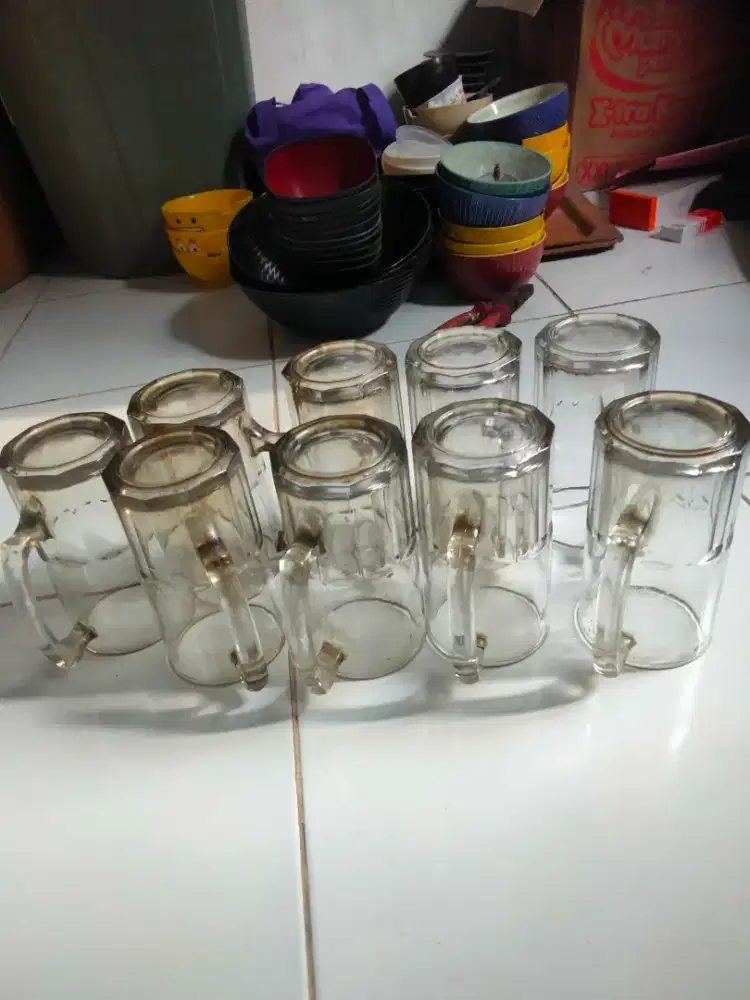 Gelas gagang besar dan gelas pitcher ada banyak