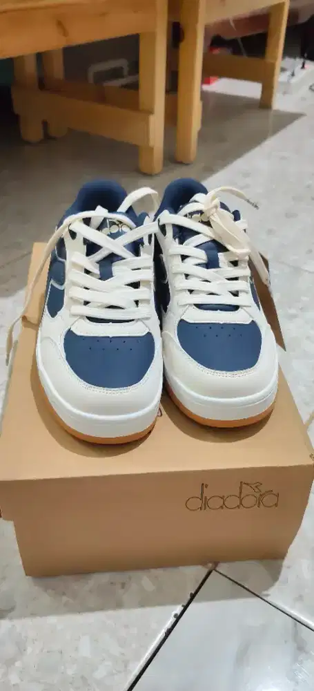 Jual sepatu diadora size 39, masih baru