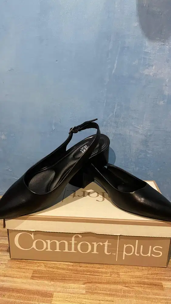 Sepatu high heels hitam