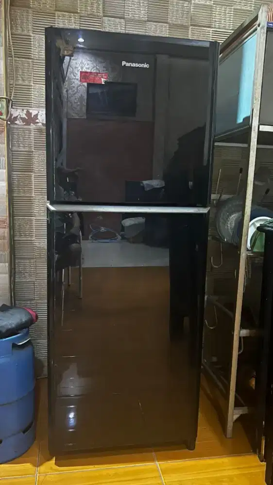 Dijual cepat kulkas panasonic 2 pintu tangan pertama mulus like new