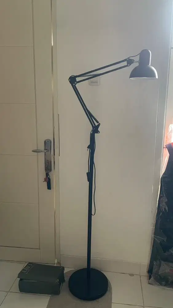 standing lamp hitam