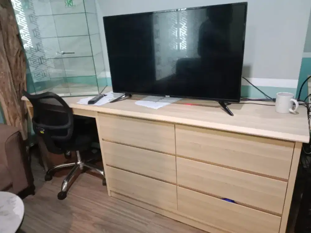 Dijual murah meja kantor laci 6 pintu&etalase kaca kumplit boot bazar