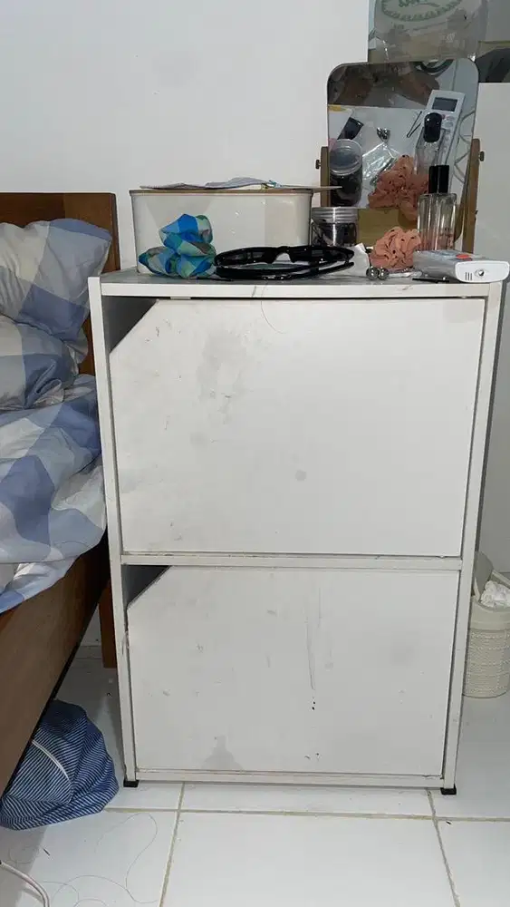 Lemari kecil bedside table