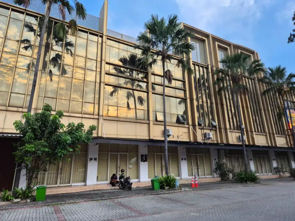 Disewakan Ruko Hadap Jalan 3,5 Lantai berlokasi di Golflake residence Cengkareng Jakarta Barat