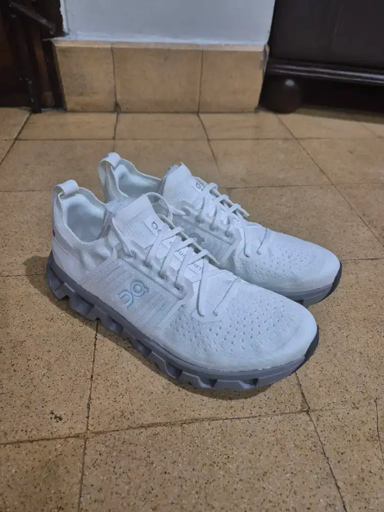 Sepatu lari sneakers On Cloudswift 4 Ivory Alloy 45