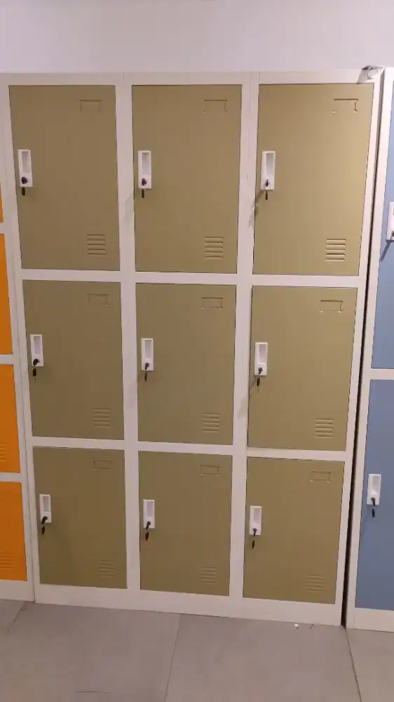 LOCKER METAL 9 PINTU HIJAU PUTIH ANTI RAYAP