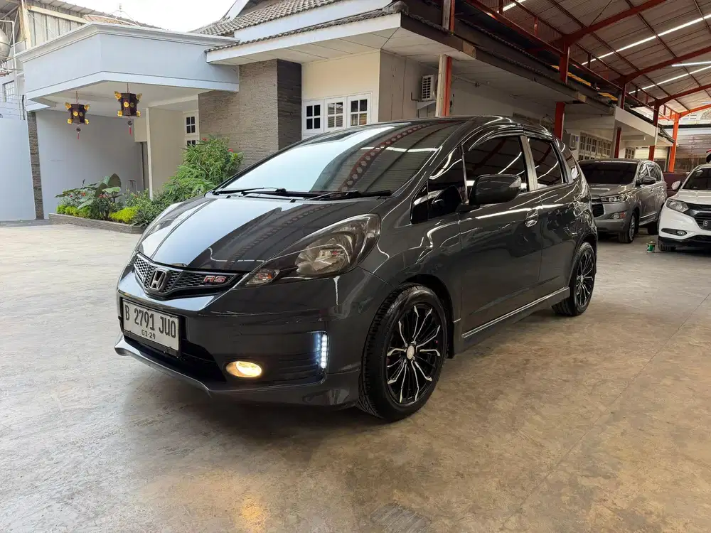 Honda Jazz RS AT MATIC 2013 Abu-Abu Grey kondisi antik memuaskan