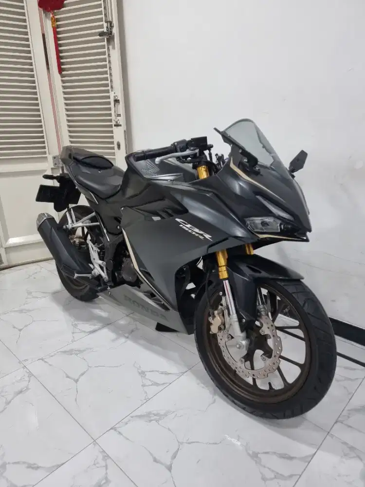 Honda CBR 150 R USD LED Fi 2023 bln 8 Kredit DP 2 jutaan aja